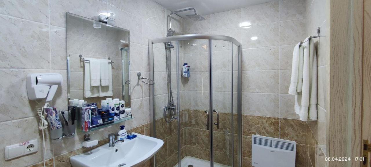 Bek Plus Hotel Takchilik Екстериор снимка