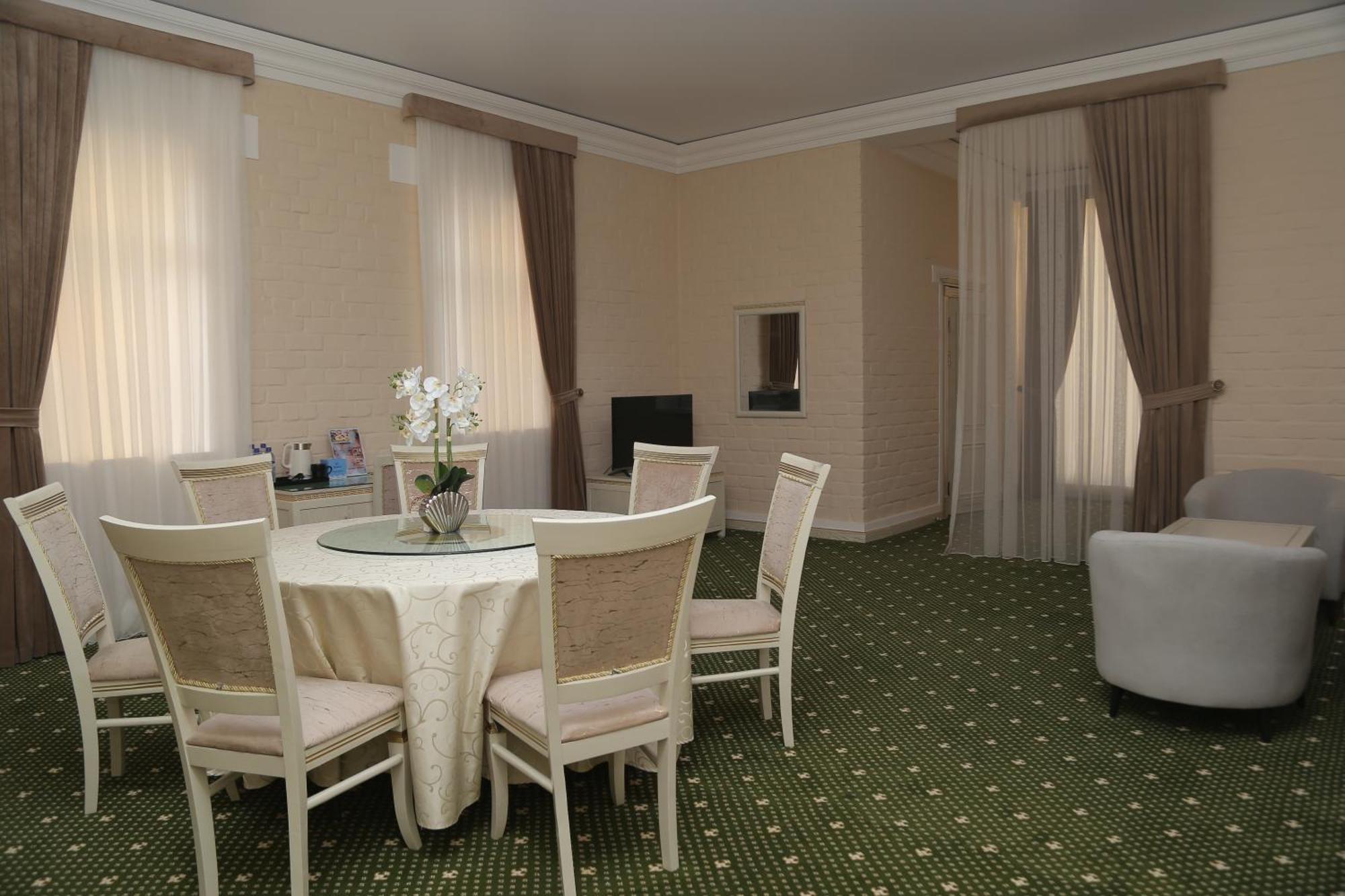 Bek Plus Hotel Takchilik Екстериор снимка